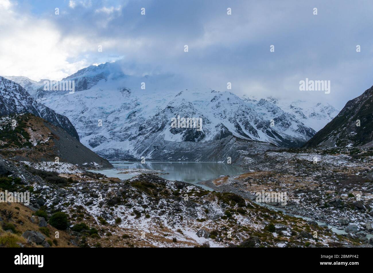 Winter Berglandschaft von Gletschertal, Hooker Tal mit Müller See und Berge mit Schnee bedeckt. Neuseeland Winterlandschaft Bergridg Stockfoto