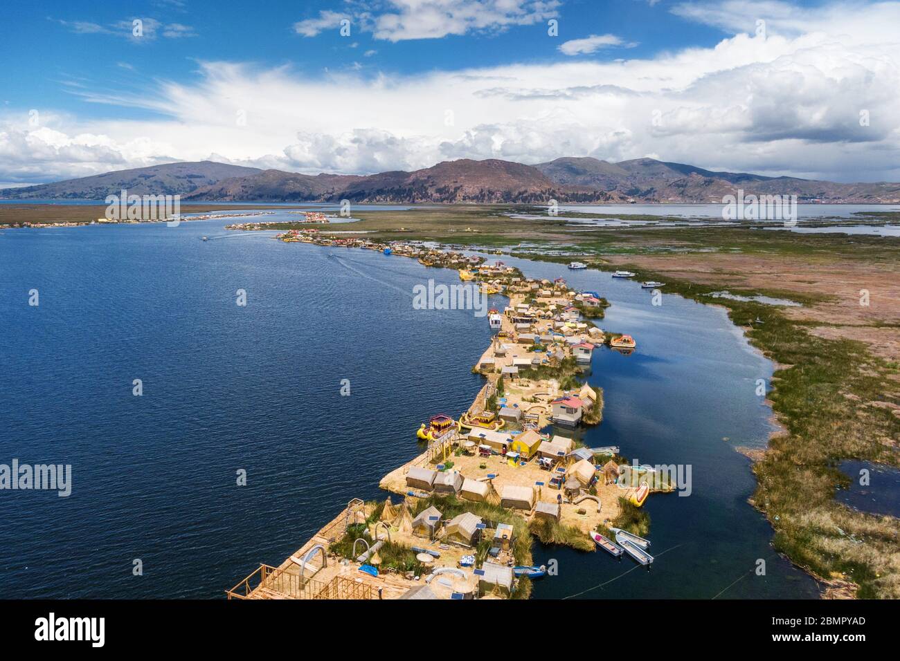 Luftaufnahme der Uros schwimmenden Inseln auf dem Titicaca-See, dem höchsten schiffbaren See der Welt, in Peru, Südamerika. Stockfoto