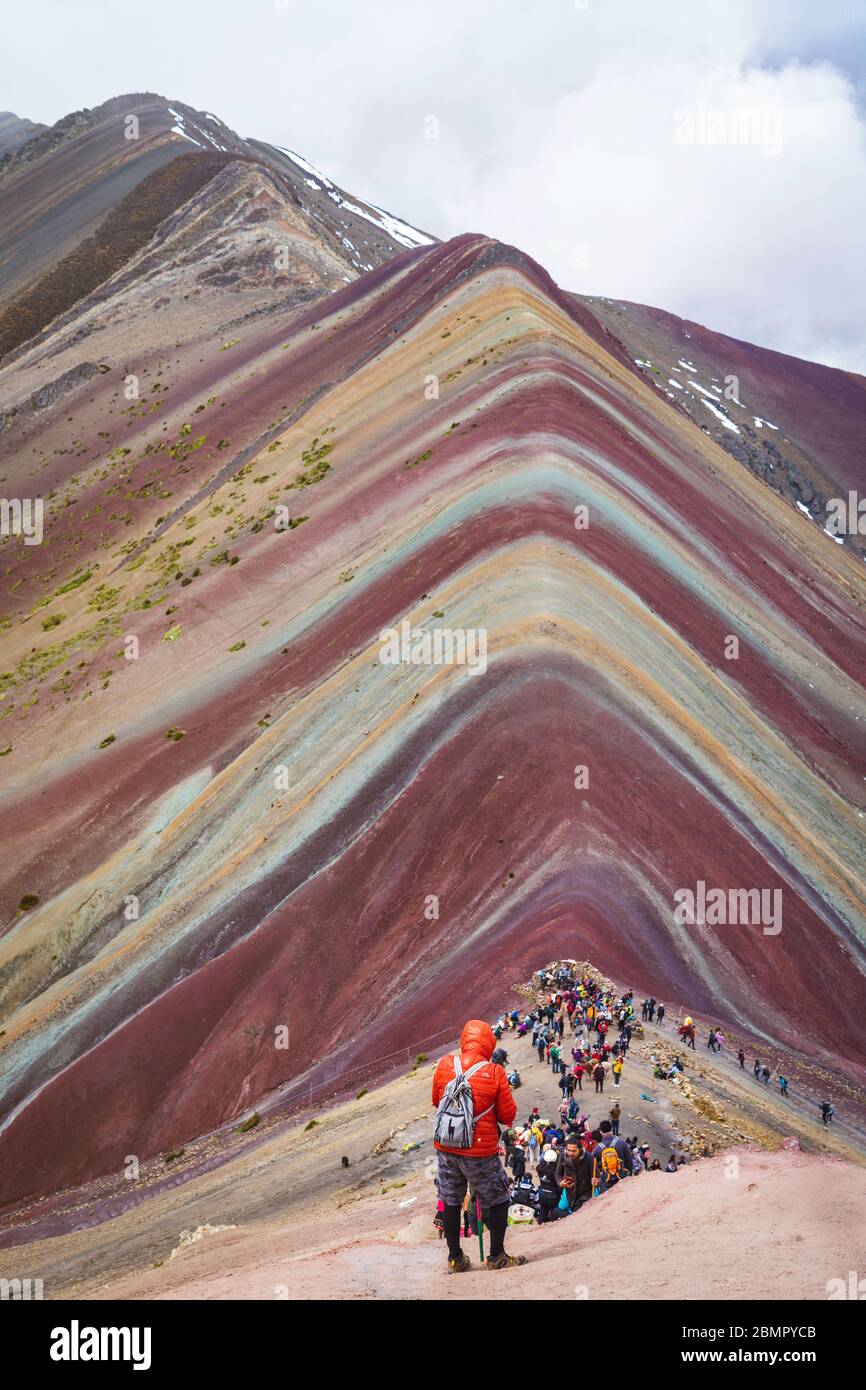 Touristen am natürlichen Wahrzeichen Vinicunca Rainbow Mountain in der Cordillera de Vilcanota, Cusco Region, Peru. Stockfoto