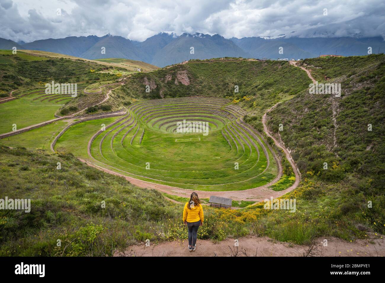 Weibliche Reisende, die die Inka-Terrassen von Moray, eine archäologische Stätte im Heiligen Tal, Cusco Region, Peru, Südamerika erkunden. Stockfoto