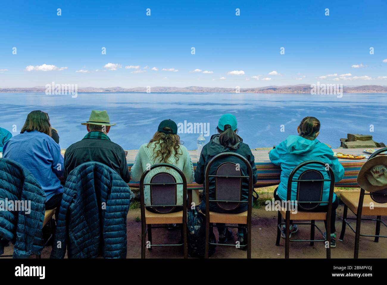 Eine Gruppe von Touristen, die in einem lokalen Restaurant mit Blick auf den Titicaca-See, Taquile Island Peru zu Mittag essen. Stockfoto
