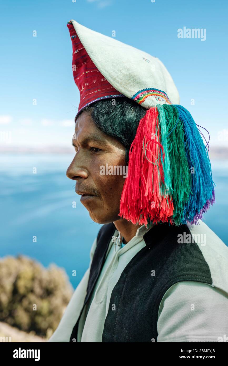 Headshot Porträt von Isla Taquile verheiratet Quechua indigenen Mann trägt einen traditionellen gewebten Hut, Taquile Insel, Titicaca-See, Peru Stockfoto
