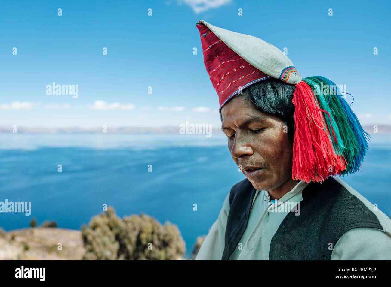 Headshot Porträt von Isla Taquile verheiratet Quechua indigenen Mann trägt einen traditionellen gewebten Hut, Taquile Insel, Titicaca-See, Peru Stockfoto