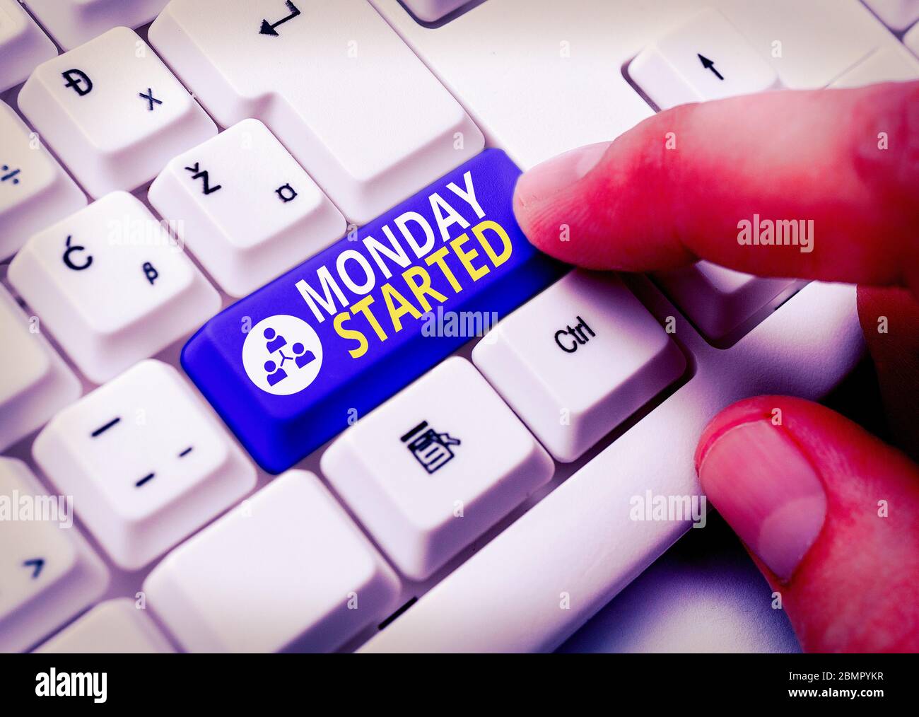 Textschild mit Montag begonnen. Geschäftsfoto zeigt, wie man sich auf die neue Woche vorbereitet ist, die Ruhe ist vorbei, beginnen wir mit der Arbeit Stockfoto
