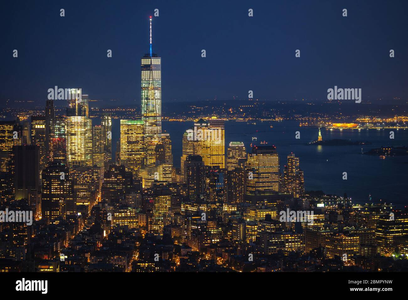 Skyline von New York City mit Lower Manhattan bei Nacht, Vereinigte Staaten von Amerika. Stockfoto