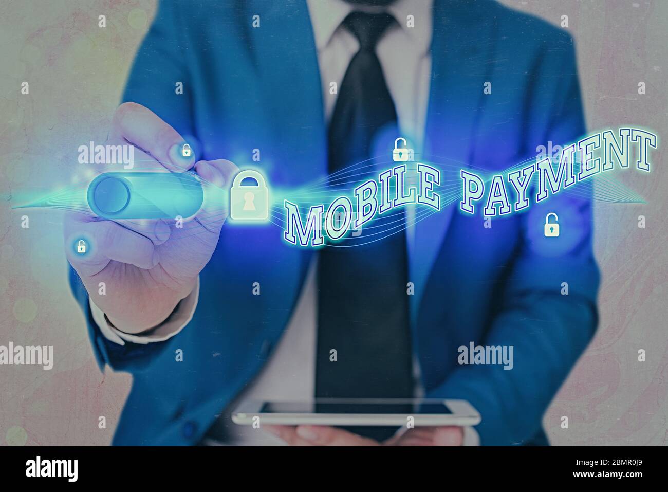 Schreibnotiz mit Mobile Payment. Geschäftskonzept für bargeldlose Zahlung durch tragbare elektronische Geräte Stockfoto