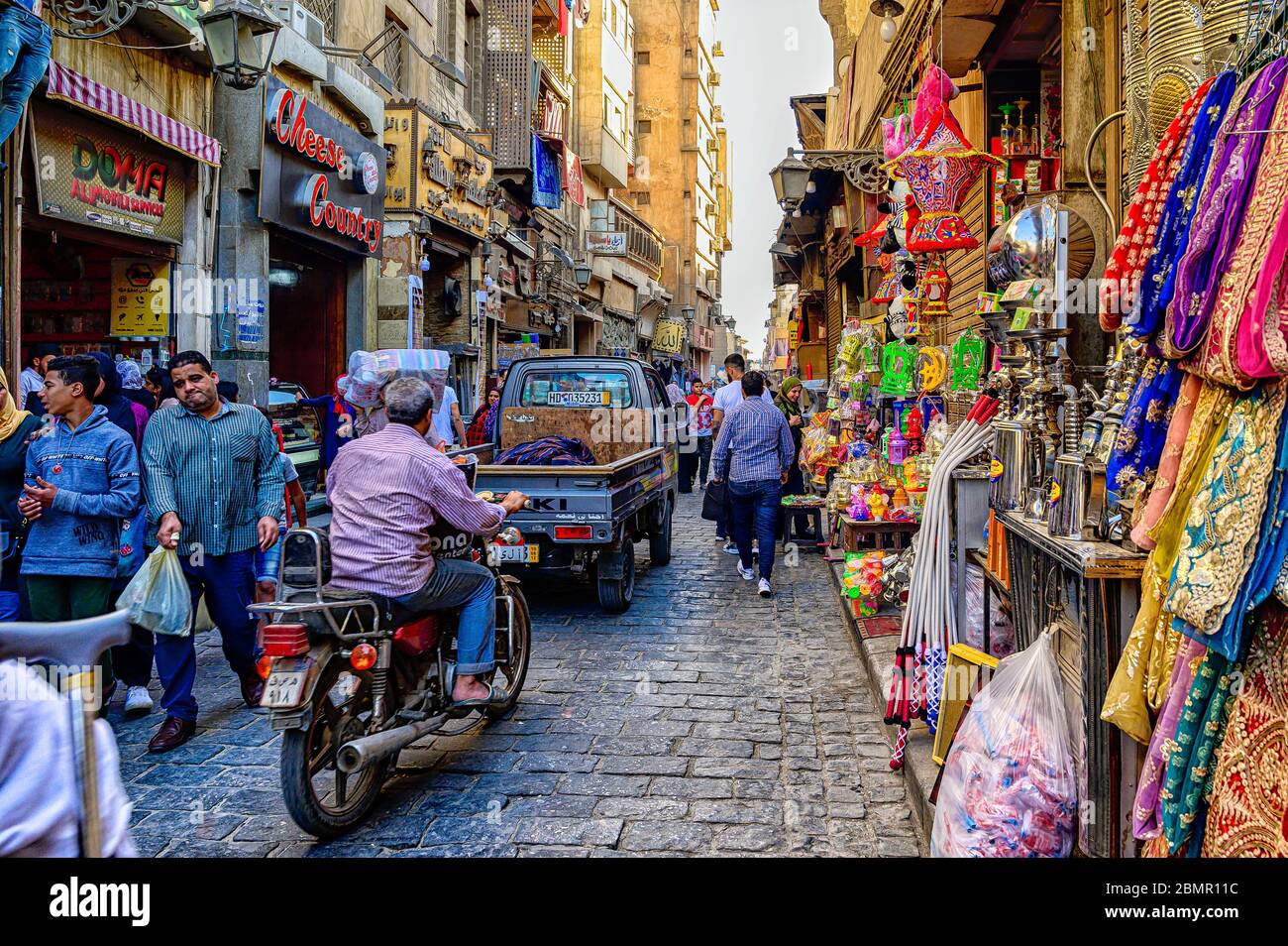 Die belebte Al Muizz Straße in Khan el-Khalili Markt während des Ramadan Urlaub in Kairo Stockfoto