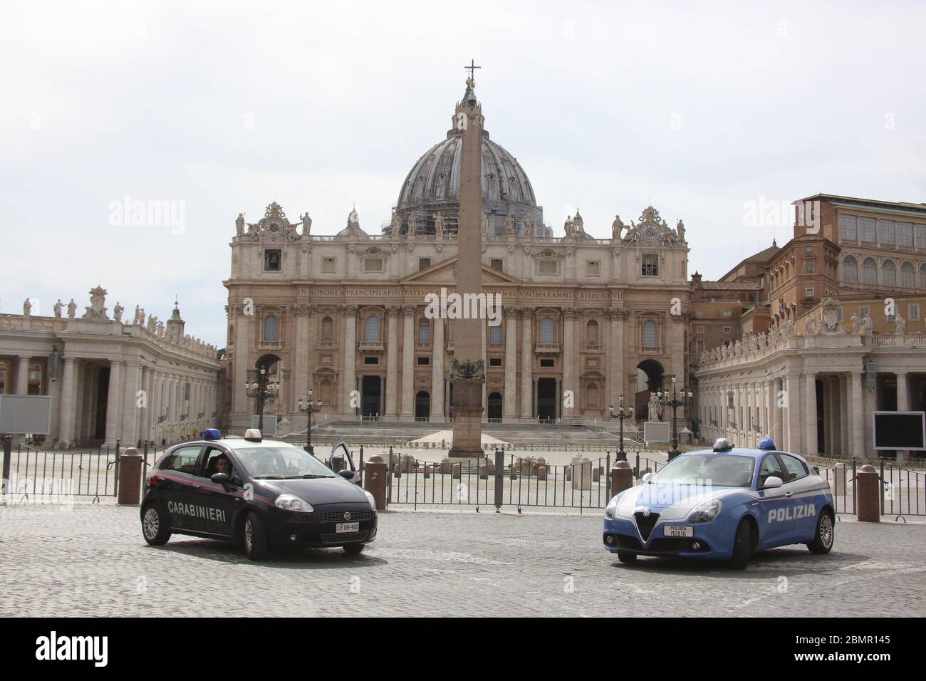 Roma Italien 10 maggio 2020:Polizia e Carabinieri presidiano piazza San Pietro Il Primo fine settimana dall'inizio della Fase 2 in Italia, trascorre tranquillo nella capitale Roma. Stockfoto
