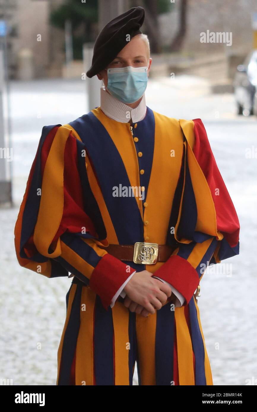 Roma Italien 10 maggio 2020:Guardie Svizztere con la mascherina fanno la guardia a Porta Sant'Anna ingresso per la città de Vaticano Il Primo fine settimana dall'inizio della Fase 2 in Italia, trascorre tranquillo nella capitale Roma. Stockfoto