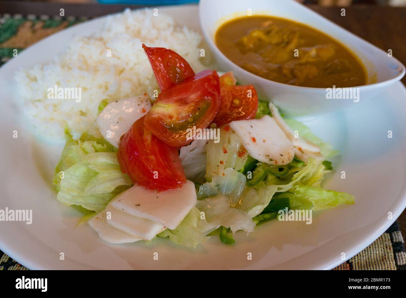 Reis mit frischem Gemüse und Currysauce. Gesundes tägliches Essen mit weißem Reis und Gemüse aus dem Garten Stockfoto