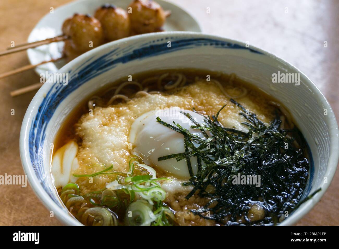Japanische Soba-Rament-Suppe mit Ei und Algen und gegrillten Knödeln auf der Seite. Traditionelle japanische Speisesuppe Stockfoto