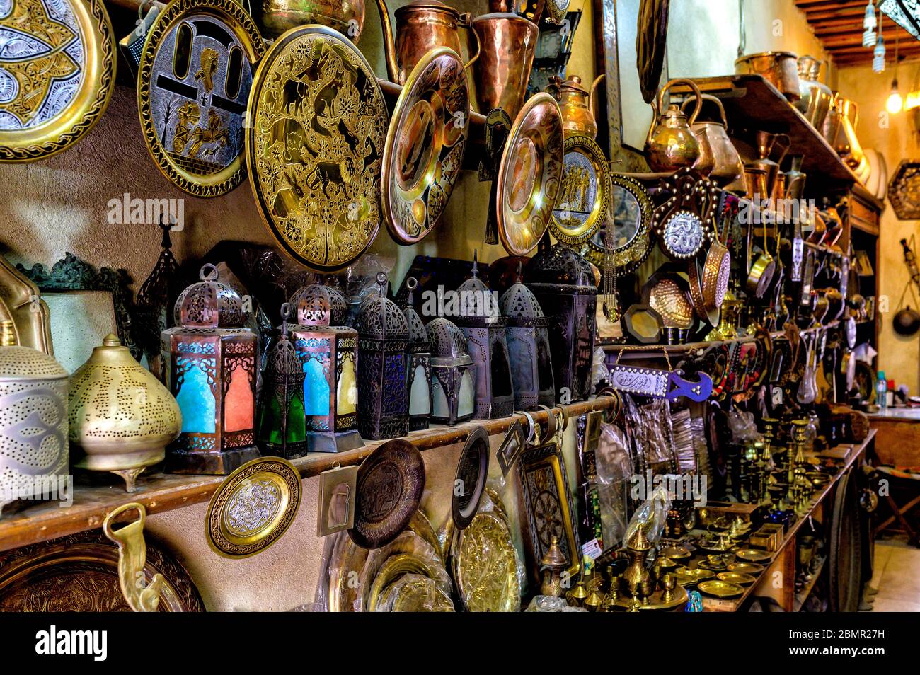 Antike Brassware und dekorative Kupfer-, Bronze- und Eisenplatten, Laternen und Töpfe im Geschäft der drei Crazy Brothers auf dem Khan El Khalili Markt Stockfoto