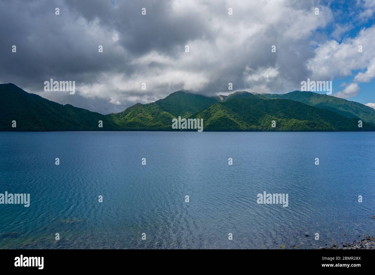 Bergseenlandschaft mit grünem Wald an Berghängen. Chuzenji-See in Chugushi, Japan Stockfoto