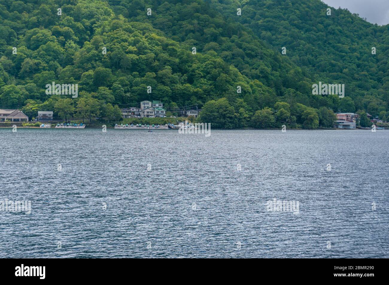 Chuzenji See und Berglandschaft mit Wasserfront Gebäude auf dem Backgorund Stockfoto