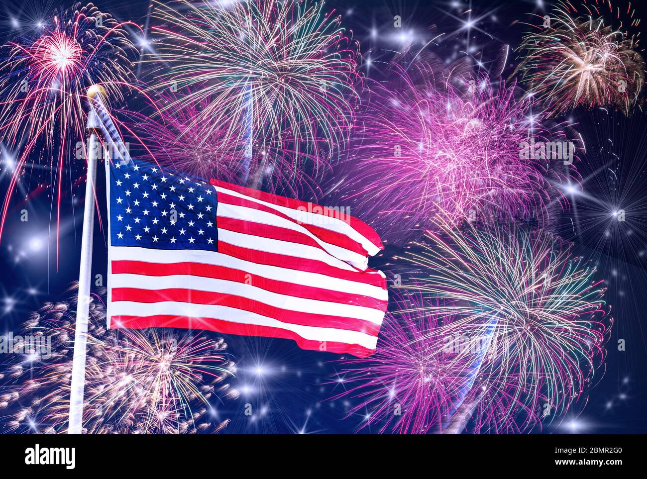 American Celebration - USA Flagge und Feuerwerk EINE US Flagge auf Fahnenmast mit Feuerwerk, Sternen und dunkelblauem Himmel im Hintergrund. 4. Juli/ Memorial Day Stockfoto