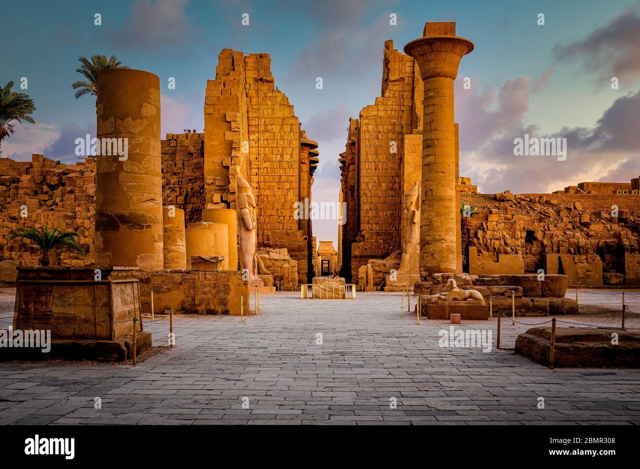 Erster Hof und Kiosk des nubischen Königs Taharqa im Karnak Tempel Stockfoto