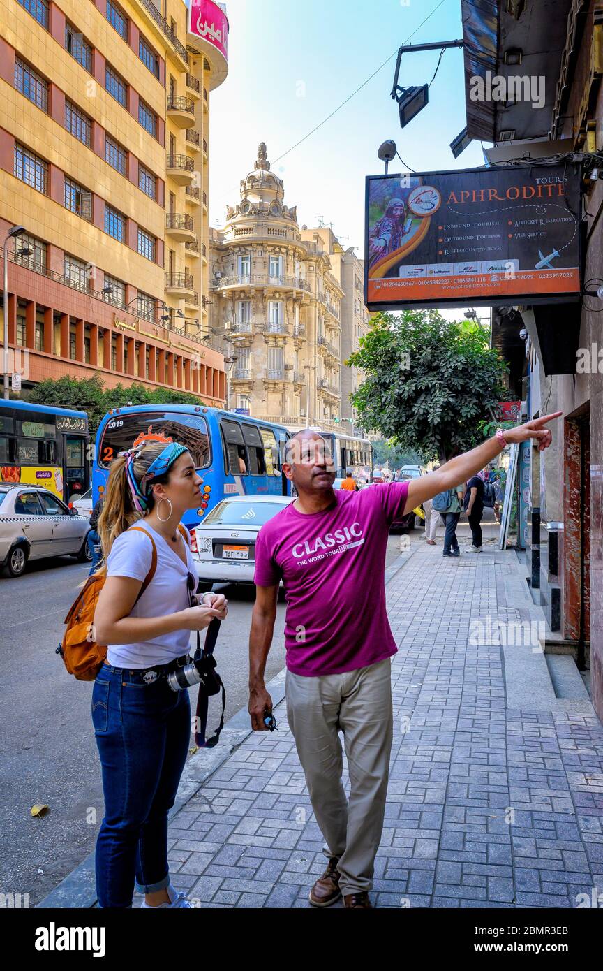 Reiseführer mit interessanten Sehenswürdigkeiten in der Innenstadt von Kairo Stockfoto