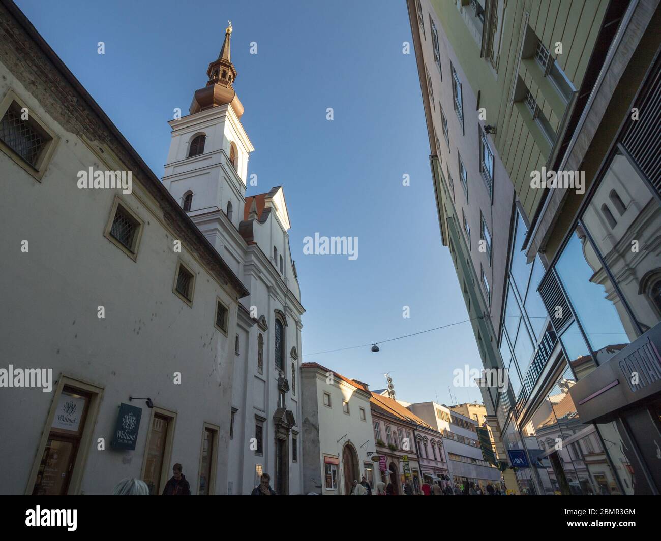 BRNO, TSCHECHIEN - 4. NOVEMBER 2019: Kostel svate mari magdaleny, auch St. maria magdalena Kirche in einer mittelalterlichen Fußgängerzone von Brno genannt, Stockfoto