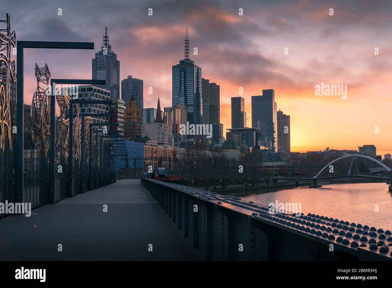 Melbourne Stadtbild bei Sonnenaufgang mit den Wolkenkratzern des zentralen Geschäftsviertels von Melbourne und den Geschäftsgebäuden von Southbank Stockfoto