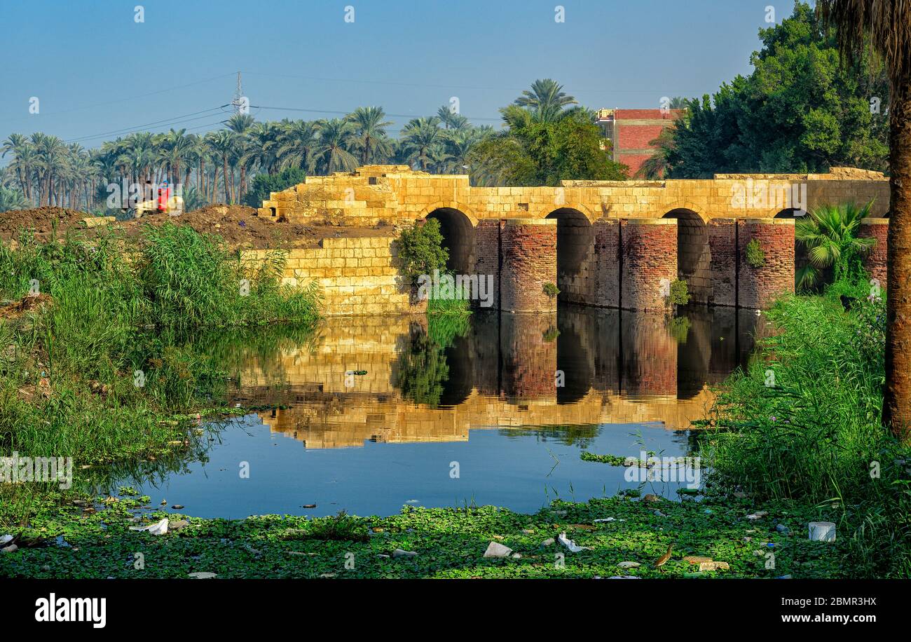 Alte Straßenbrücke über einen Bewässerungskanal direkt an der Pyramide von Djoser Straße in der Nähe des Eingangs zum Saqqara Nekropole Komplex Stockfoto