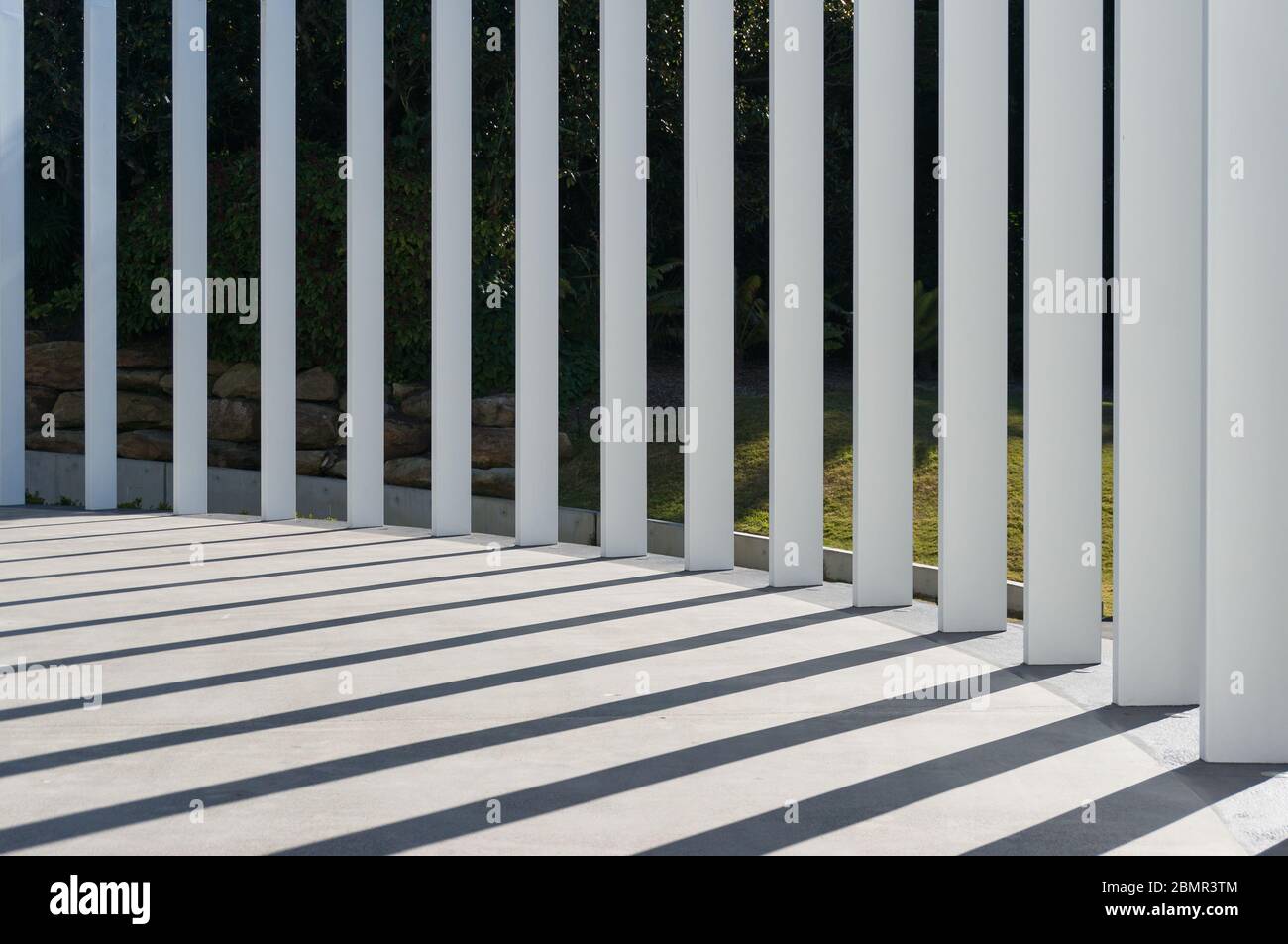 Einfacher, spreifer Hintergrund aus Licht und Schatten. Moderne städtische Architektur abstrakte Linien Hintergrund Stockfoto