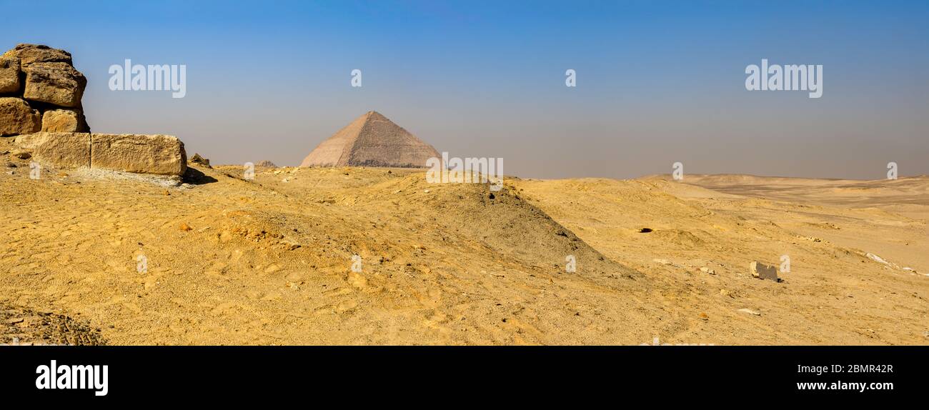 Überreste einer alten Mauer in der Wüste in der Nähe der gebogenen Pyramide in Dahshur Stockfoto