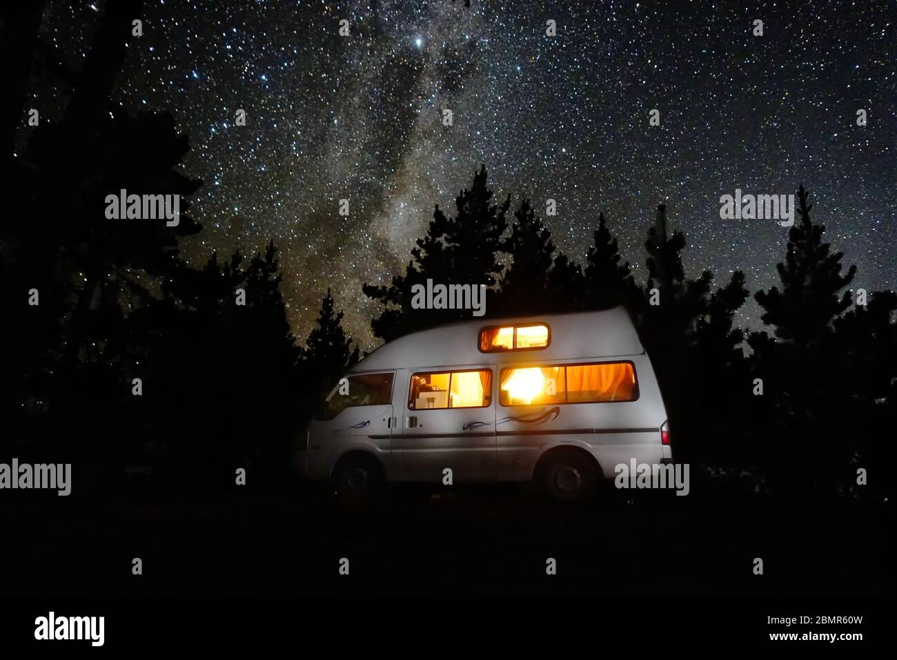 Ein Reisemobil unter der Milchstraße Galaxie steht in einem kleinen Wald in der Nähe von Blenheim, Malborough, Neuseeland, 2019 Stockfoto
