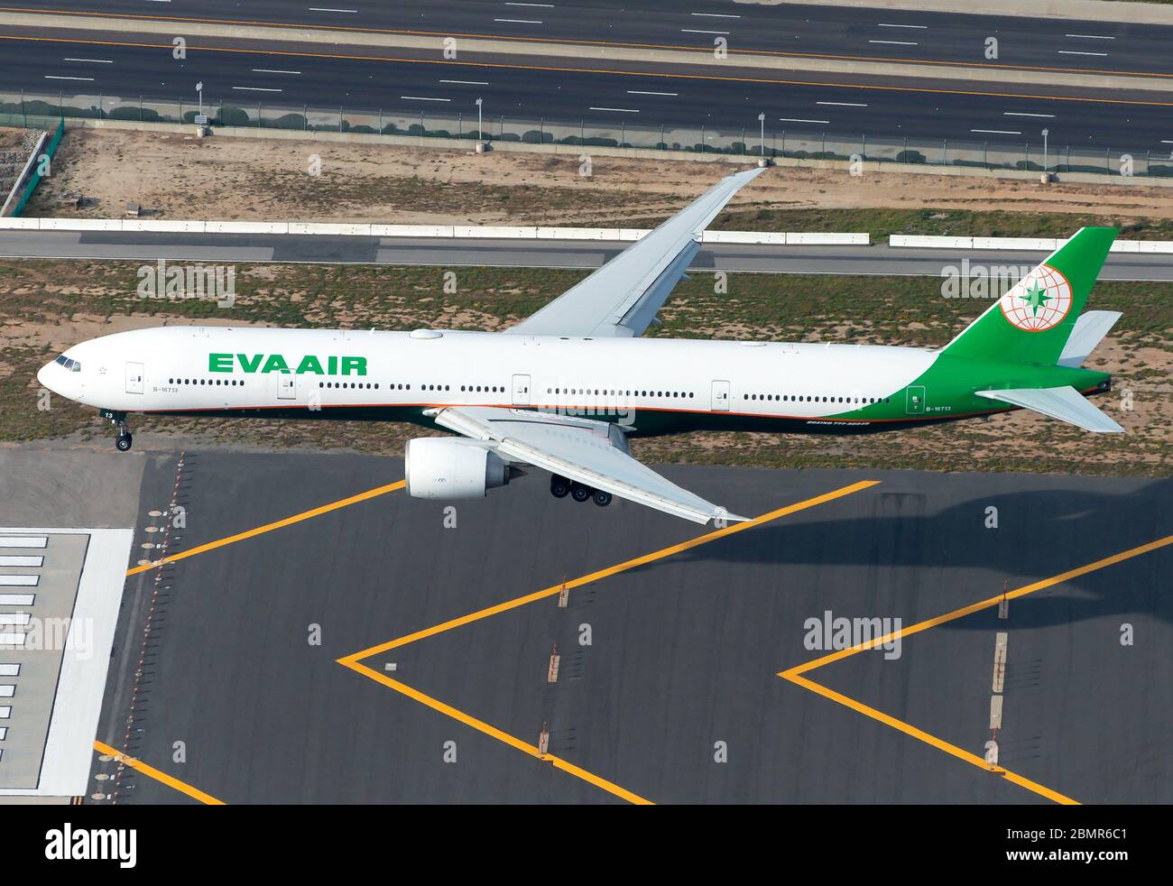 Eva Air Boeing 777 auf endgültige Annäherung an Los Angeles International Airport Luftbild. Flugzeuge registriert als B-16713. Flugzeug über Landebahn Chevrons. Stockfoto