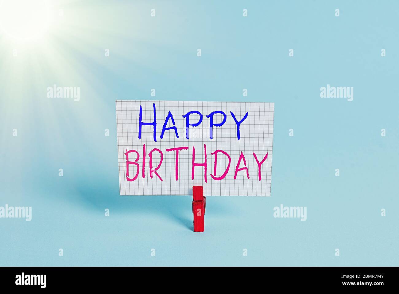 Konzeptionelle Handschrift mit Happy Birthday. Konzept Bedeutung das Geburtsjubiläum eines Individuums wird mit Geschenken farbige Wäscheklammer gefeiert Stockfoto