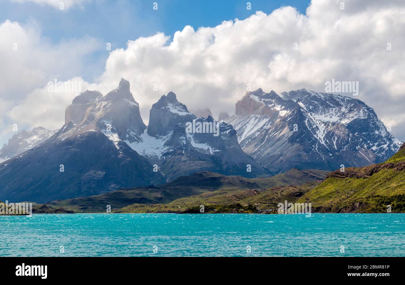 Die Cuernos del Paine Anden Gipfel von Pehoe Lake, Torres del Paine Nationalpark, Patagonien, Chile. Stockfoto