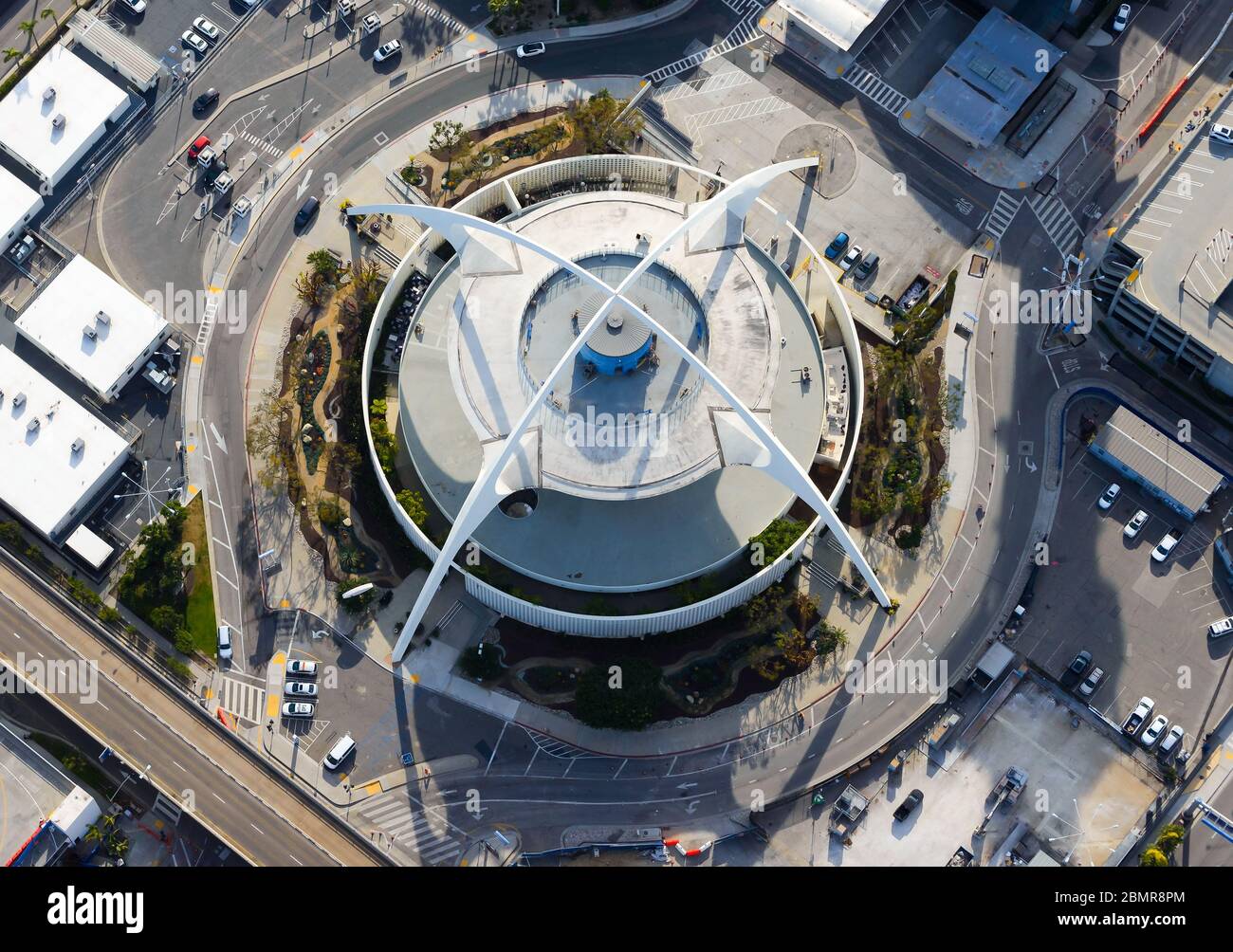 Themengebäude aus der Luft am LAX Airport. Ikonische Raumzeitstruktur mit Populuxe Einfluss. Googie Architektur in Los Angeles, Vereinigte Staaten (USA). Stockfoto