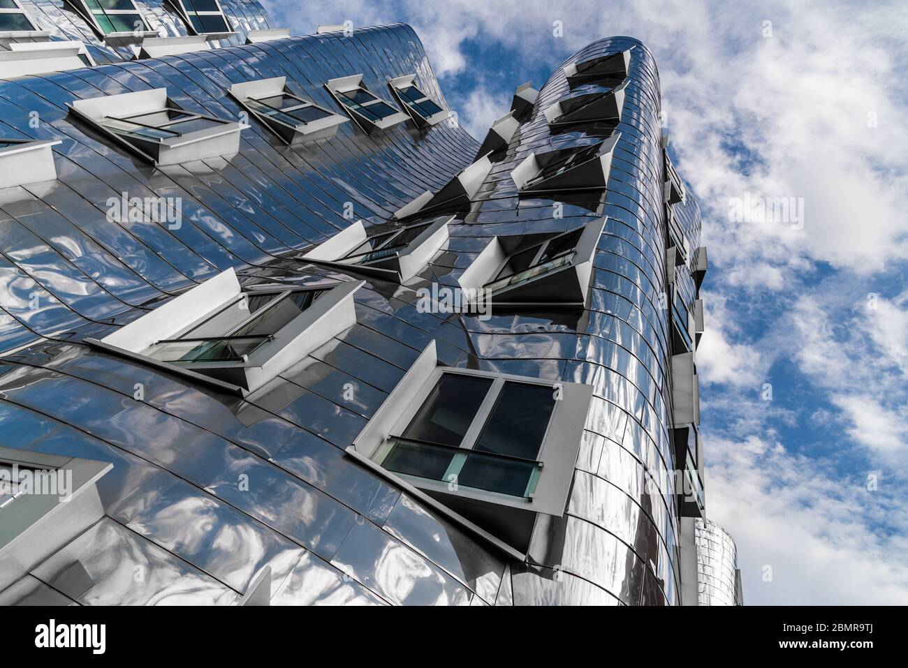 Düsseldorf, Deutschland - 11. August 2019: Blick auf die Gebäude des Gehry Neuen Zollhofs Stockfoto