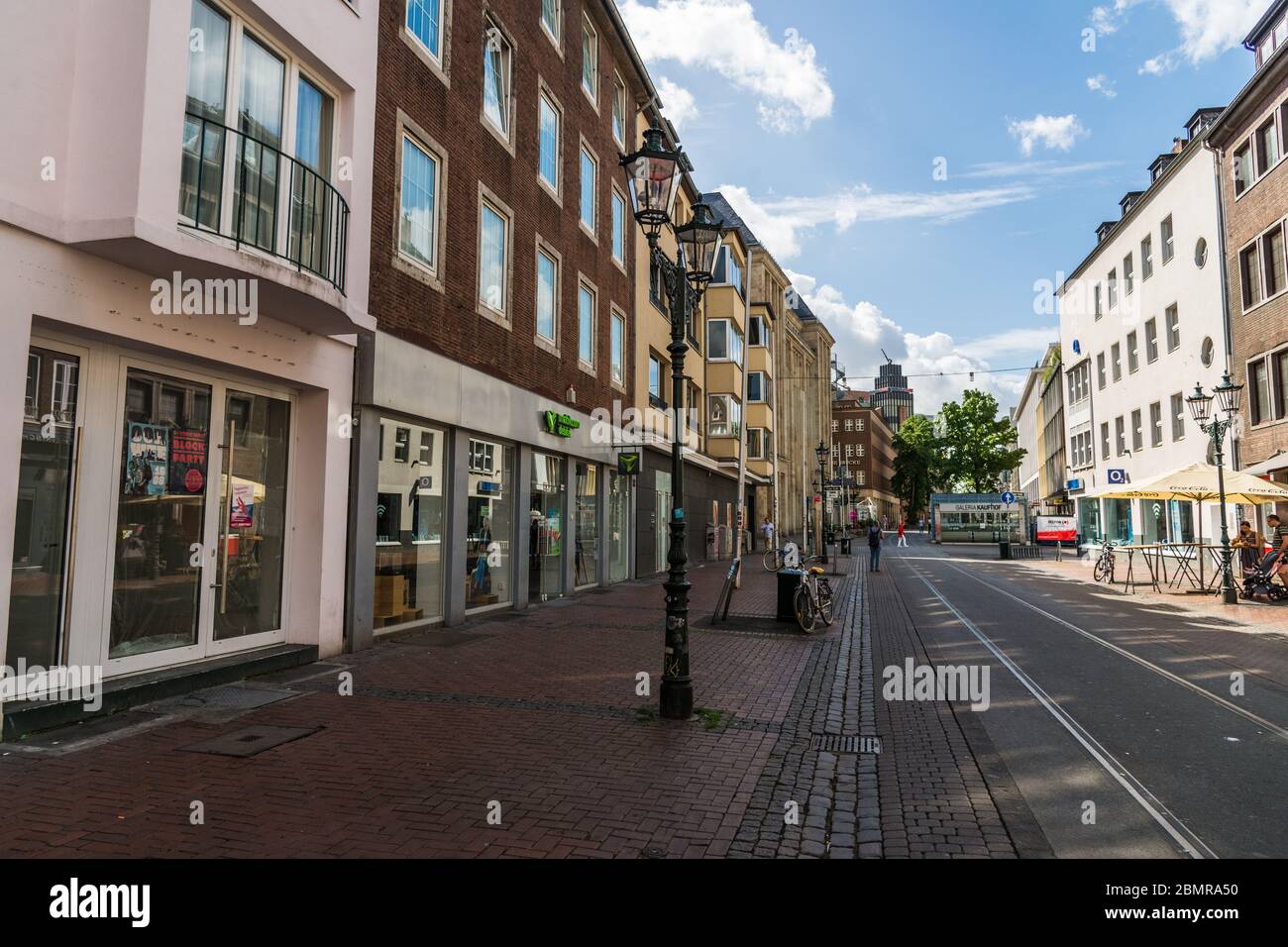 Düsseldorf, Deutschland - 11. August 2019: Eine zentrale Straße im Stadtteil Stadtmitte Stockfoto