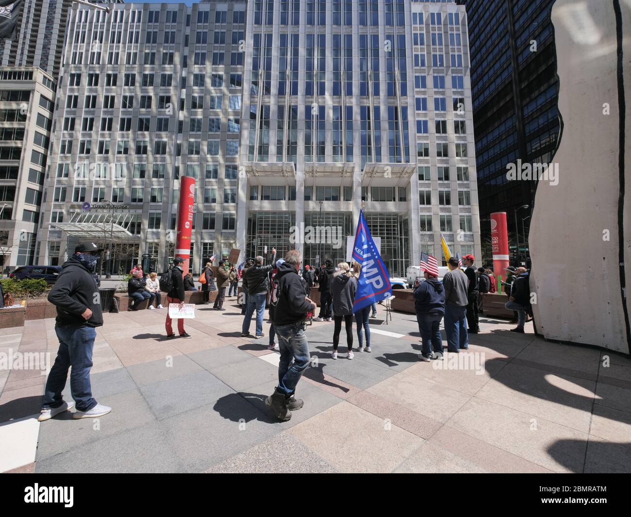 Chicago, Illinois, USA. Mai 2020. Eine Gruppe von etwa 50 Anti COVID-19 Shutdown Demonstranten versammelt sich heute im Jame Thompson Center in der Innenstadt. Die Demonstranten fordern Gouverneur Pritzker, dass nicht-essentielle Unternehmen trotz der Gefahr eines Wiederauflebens neuartiger Coronavirus-Infektionen wieder geöffnet werden können. Stockfoto