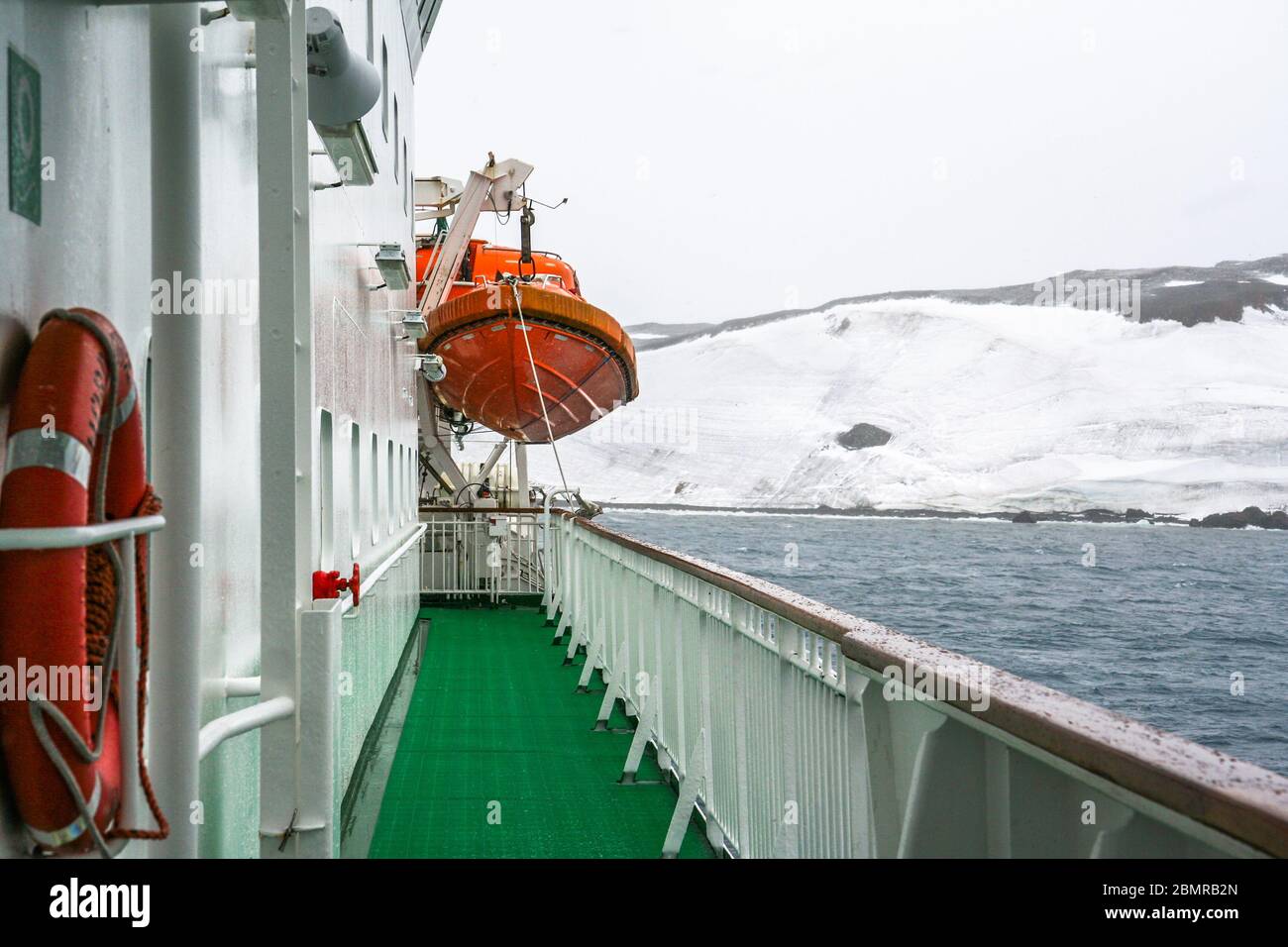 Deck des Kreuzfahrtschiffes in antarktischen Gewässern. Stockfoto