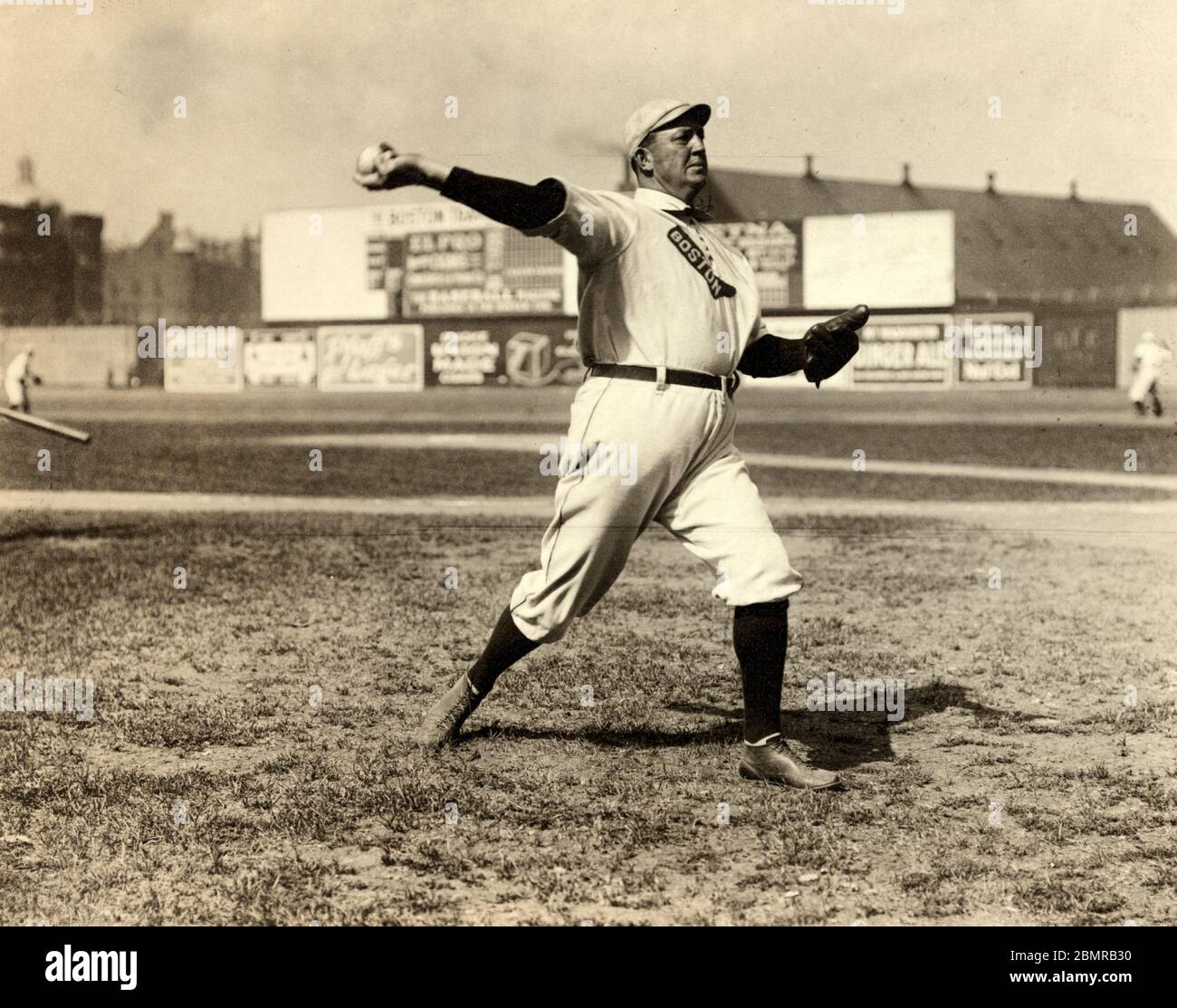 CY Young, Boston AL, Porträt in voller Länge, stehend, mit Blick nach rechts, Baseball werfen, Juli 1908 Stockfoto
