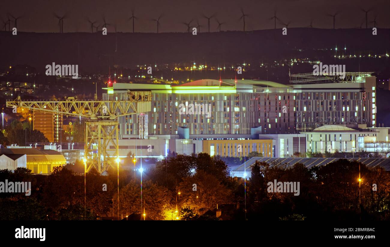 Glasgow, Schottland, Großbritannien 11. Mai 2020:Kalte Nacht in der Stadt mit klarem Himmel über dem Queen Elizabeth Lehrkrankenhaus in Govan mit seinem River Clyde Titan Schiffsbaukran und dem Whitelee Windpark auf den südlichen Hügeln. Gerard Ferry/ Alamy Live News Stockfoto