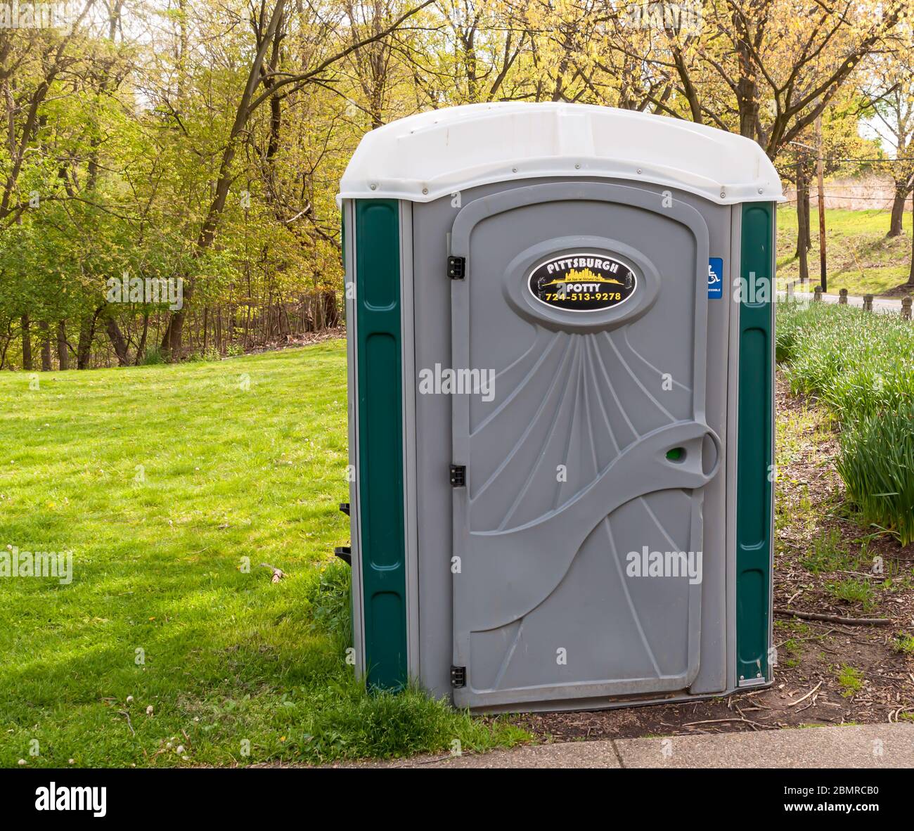 Eine Pittsburgh Potty tragbare Toilette in Schenley Park für den öffentlichen Gebrauch, Pittsburgh, Pennsylvania, USA Stockfoto