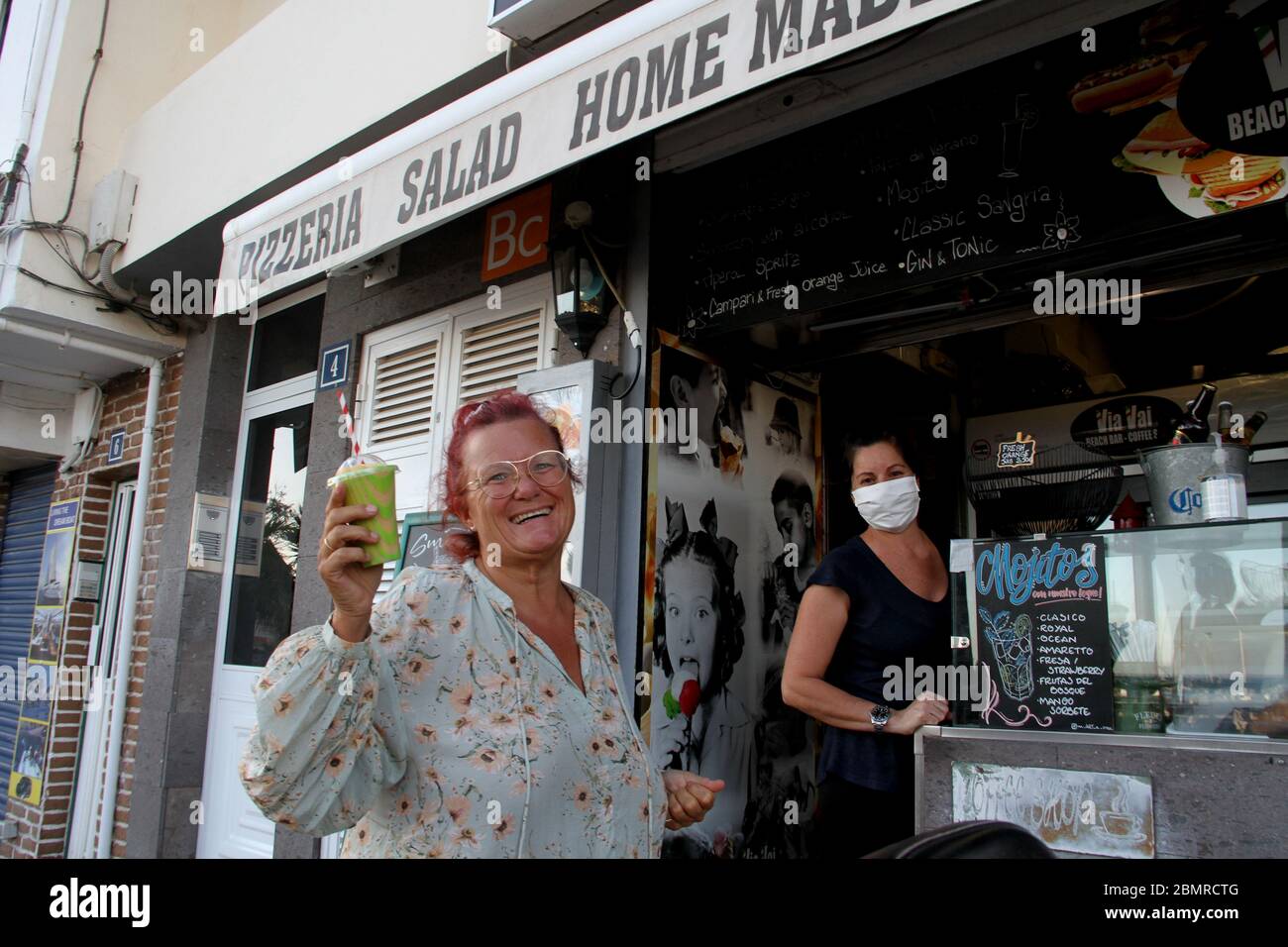 Spanien. Mai 2020. Phase 1 der Deeskalation beginnt, einige der Einheimischen bereiten sich vor und andere geschlossen, einer der ersten, die heute mit Mojitos begann, um zu trinken und raus auf den Kanarischen Inseln, wo Strände geschlossen sind und Sie in einigen Stunden Sport üben können. (Foto: Hussain Ali/Pacific Press) Quelle: Pacific Press Agency/Alamy Live News Stockfoto