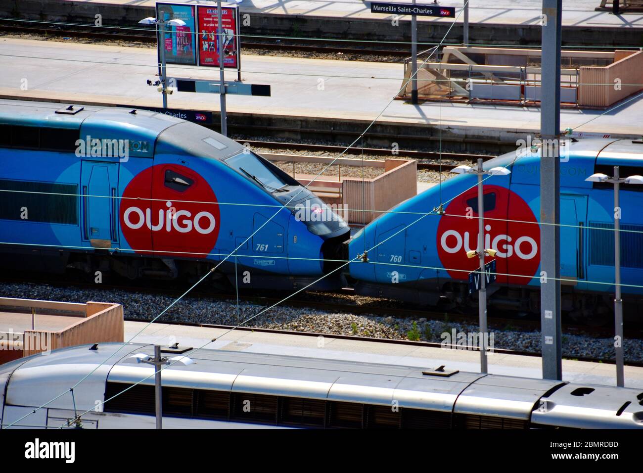 Der Zug "OUIGO" im Bahnhof Marseille Saint-Charles.SNCF hat angekündigt, dass der Schienenverkehr, der wenige Tage nach Beginn der Eindämmung im Zusammenhang mit der Covid-19-Epidemie gestoppt wurde, unter Beachtung der staatlichen Maßnahmen schrittweise wieder aufgenommen wird. Das Tragen der Maske ist während der gesamten Fahrt und beim Umsteigen auf der Station obligatorisch. Stockfoto