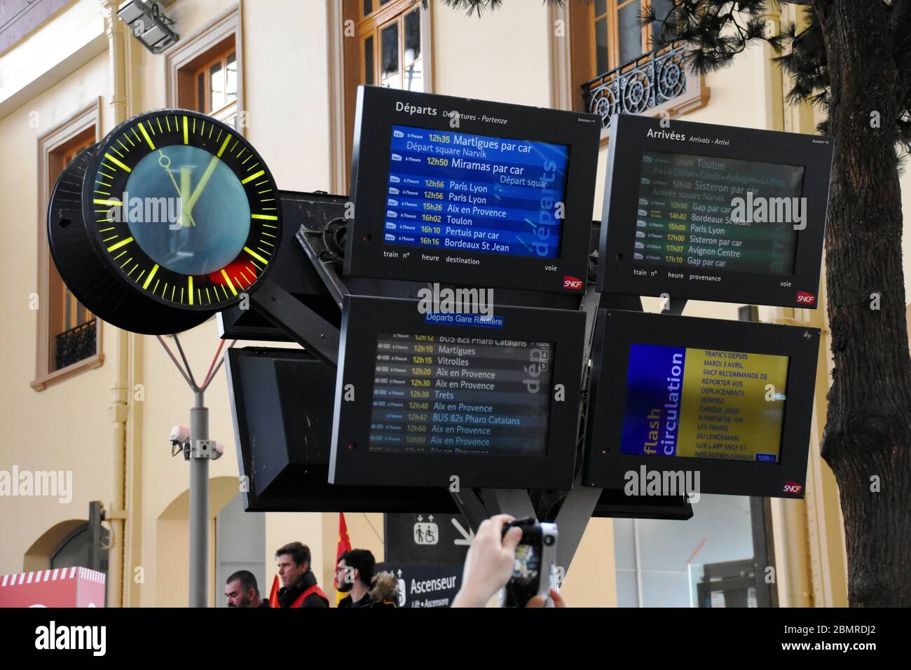 Marseille, Frankreich. April 2018. Uhr und Informationstafel im Bahnhof Marseille Saint-Charles.SNCF hat angekündigt, dass der Schienenverkehr, der wenige Tage nach Beginn der Eindämmung im Zusammenhang mit der Covid-19-Epidemie gestoppt wurde, unter Beachtung der staatlichen Maßnahmen schrittweise wieder aufgenommen wird. Das Tragen der Maske ist während der gesamten Fahrt und beim Umsteigen auf der Station obligatorisch. Kredit: Gerard Bottino/SOPA Images/ZUMA Wire/Alamy Live News Stockfoto