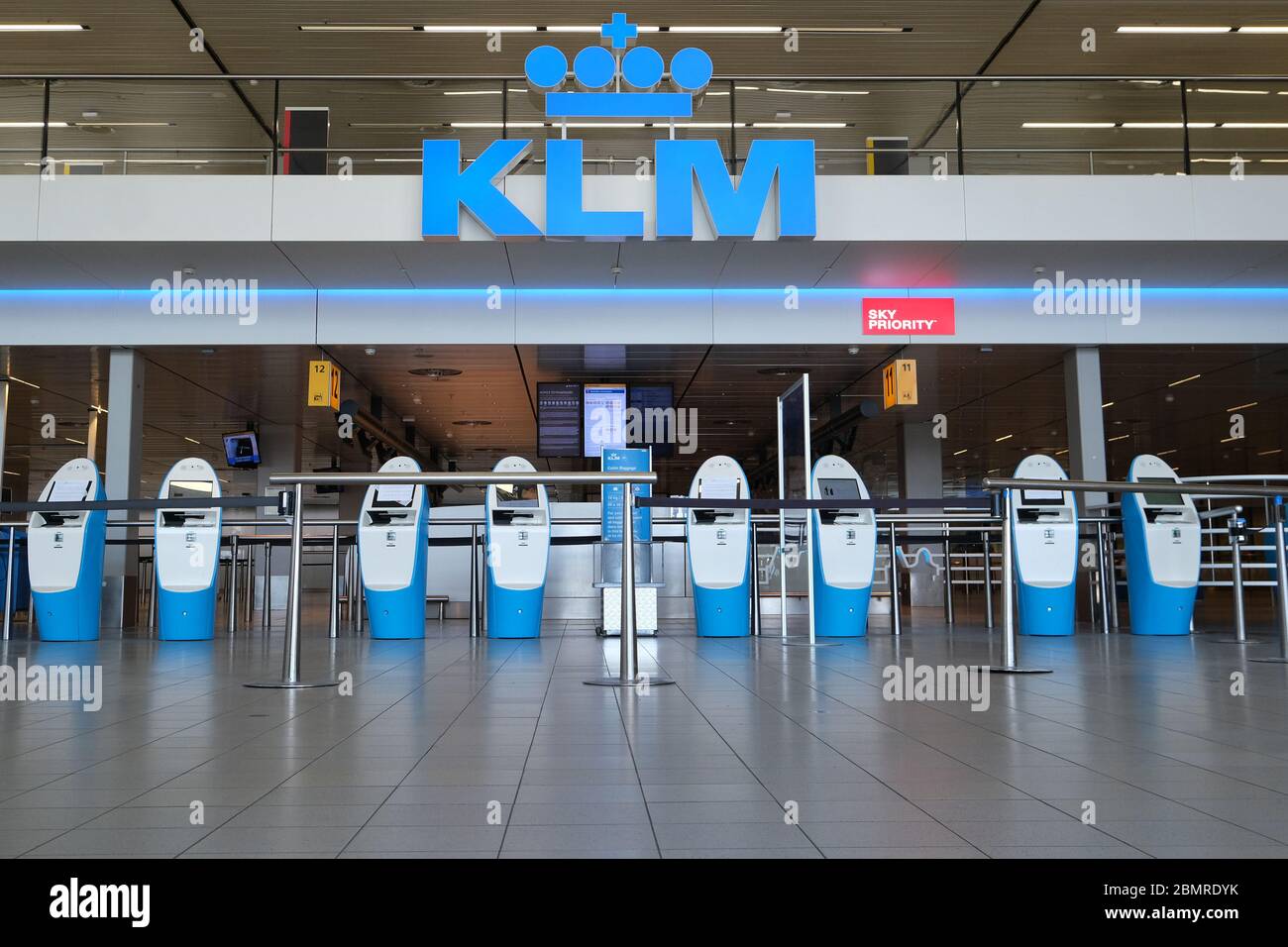 Ein Logo von KLM Royal Dutch Airlines ist am 8. Mai 2020 in Schiphol, Niederlande, über leeren automatischen Check-in-Automaten in der Abflughalle am Flughafen Amsterdam Schiphol abgebildet. Kredit: Yuriko Nakao/AFLO/Alamy Live News Stockfoto