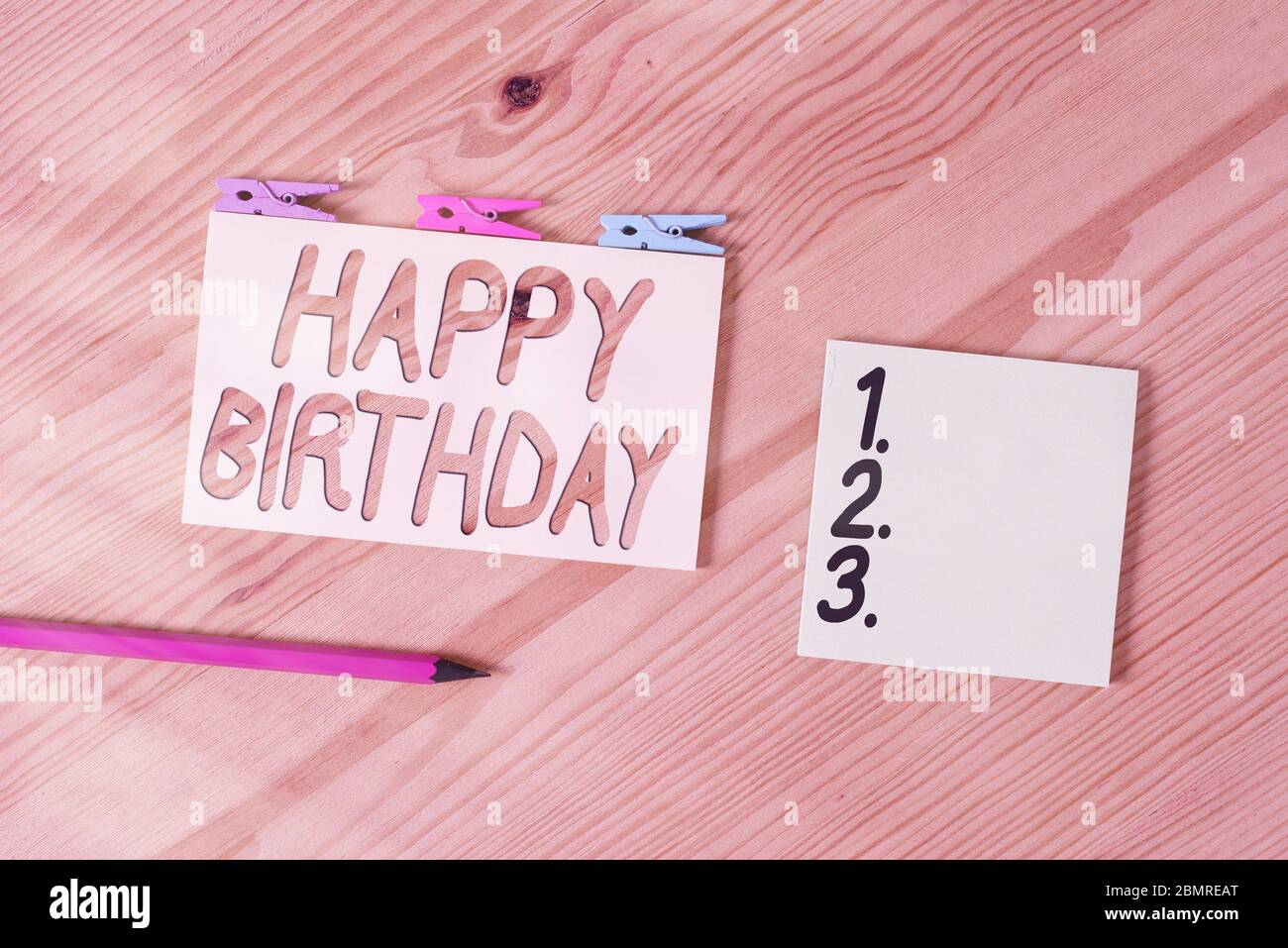 Konzeptionelle Handschrift mit Happy Birthday. Konzept Bedeutung der Geburtstag eines Individuums wird mit Geschenken gefeiert farbigen zerknittert pa Stockfoto