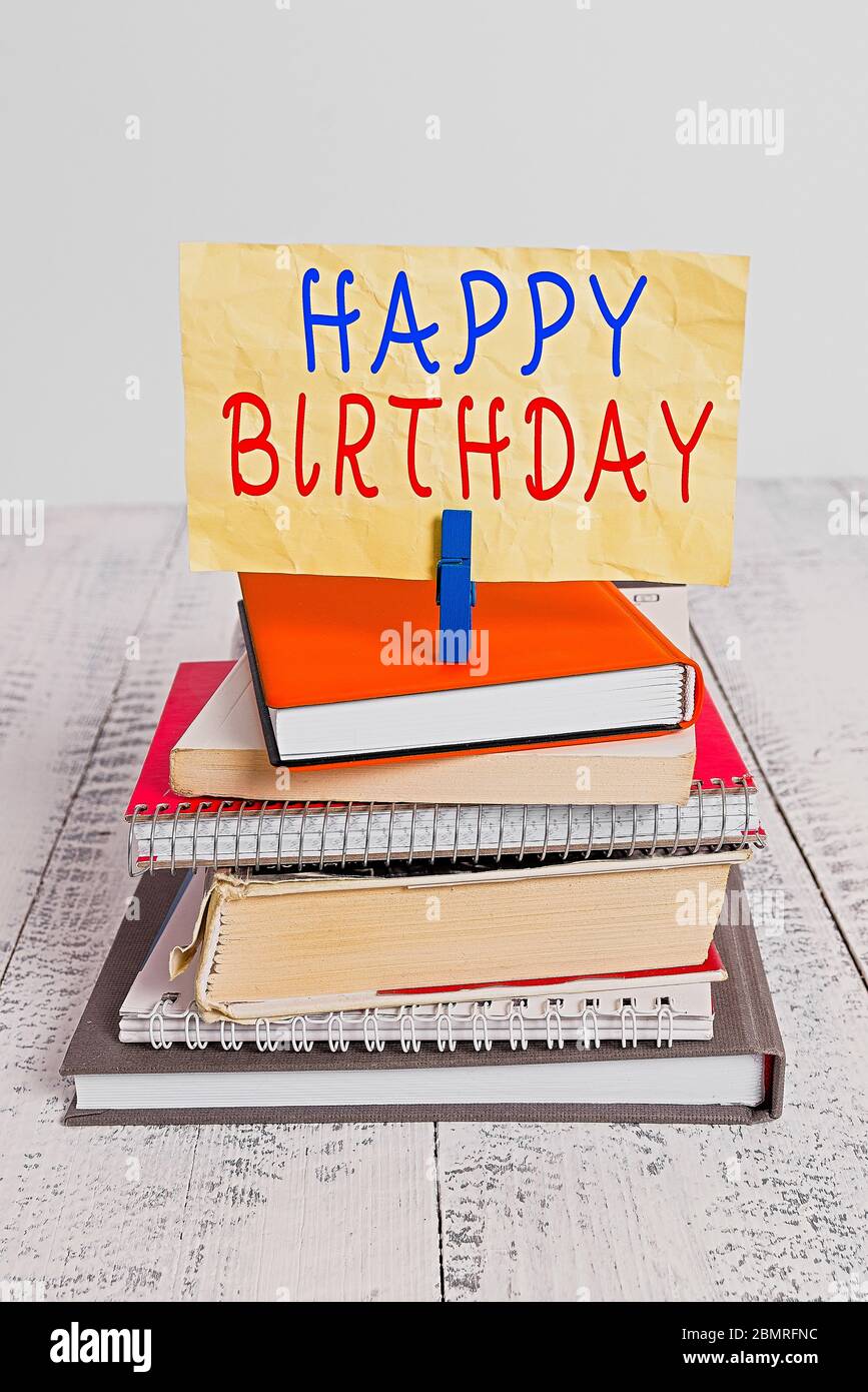 Textschild mit Happy Birthday. Business Foto Text das Geburtsjahr eines Individuums wird mit Geschenken Stapel gestapelt Bücher Notizbuch p gefeiert Stockfoto