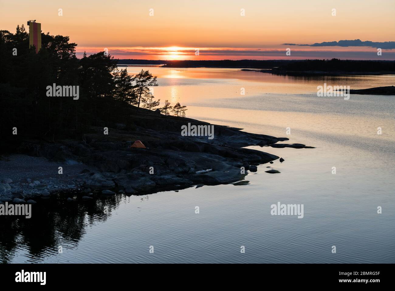 Sonnenuntergang beim Camping auf der Insel Ryssklobben, Inkoo, Finnland Stockfoto