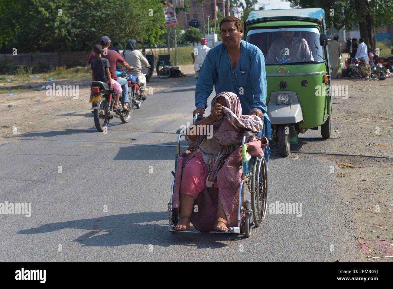 Lahore, Pakistan. Mai 2020. Die pakistanische Mutter spielt und drückt ihre Zuneigung zu ihrem Kind am Vorabend des Muttertages am Ufer des Flusses Ravi in Lahore aus. Der Muttertag wird jährlich am zweiten Sonntag im Mai weltweit gefeiert.Pakistan gemeinsam mit ihren Babys ist es eine Feier, die die Mutter der Person ehrt, sowie die Mutterschaft, die mütterlichen Bindungen und den Einfluss der Mütter in der Gesellschaft. Mother's Day stammte hauptsächlich von zwei Frauen, Julia ward Howe und Anna Jarvis. Quelle: Pacific Press Agency/Alamy Live News Stockfoto