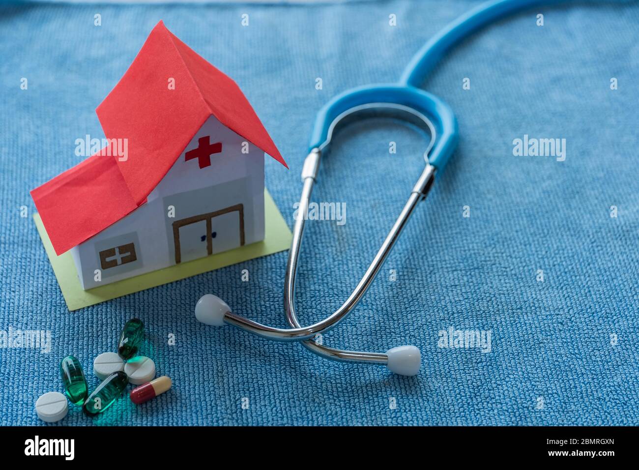 Krankenhaus mit medizinischen Geräten auf dem blauen Hintergrund und Kopierer Raum.Gesundheitswesen und Versicherung Investitionsplan. Stockfoto