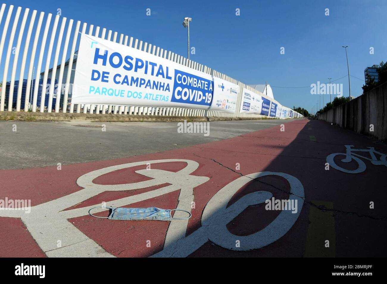 Rio de Janeiro, Brasilien, 10. Mai 2020. Schutzmaske auf dem Boden vor dem Feldkrankenhaus Jacarepaguá für die Behandlung von Patienten mit coron Stockfoto