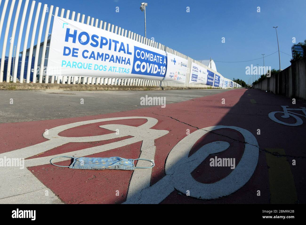 Rio de Janeiro, Brasilien, 10. Mai 2020. Schutzmaske auf dem Boden vor dem Feldkrankenhaus Jacarepaguá für die Behandlung von Patienten mit coron Stockfoto