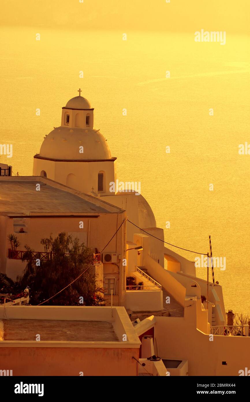 Erstaunlichen Sonnenuntergang am Dorf Oia auf Santorin. Stockfoto